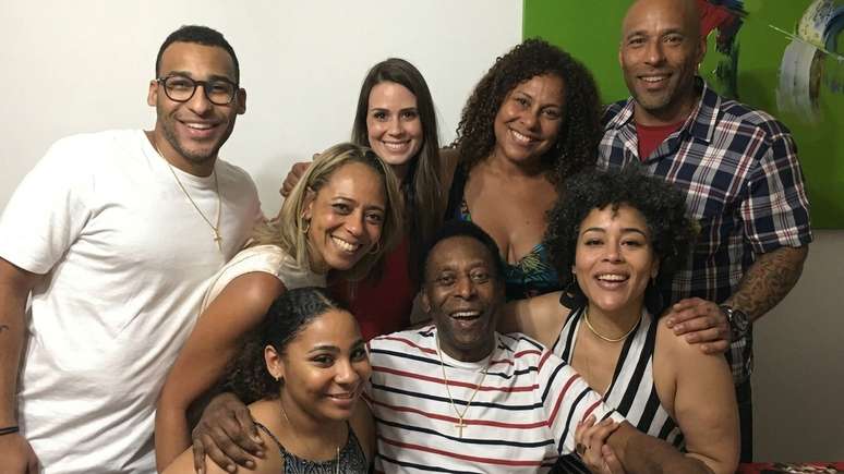 Pel&eacute; com seus filhos: pend&ecirc;ncias financeiras atrasam a partilha dos bens